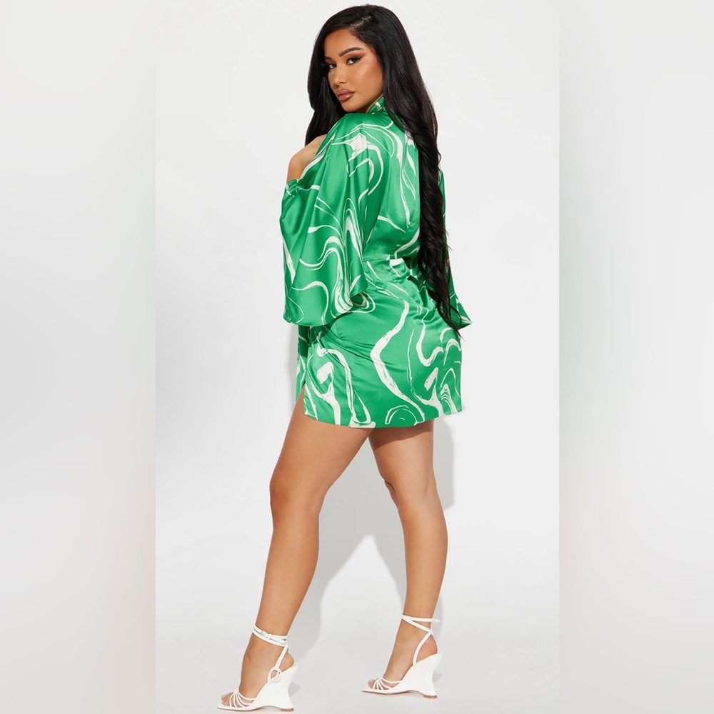 NWT GREEN ABSTRACT PRINT DRESS - Picture 2 of 2